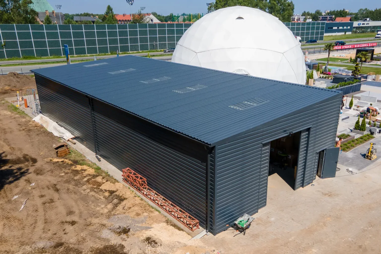 Pusta działka inwestycyjna przygotowana pod budowę hali